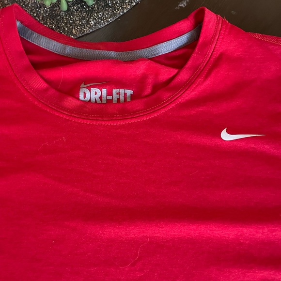 Nike dri fit red Mens small tee im#368545 - Picture 3 of 3